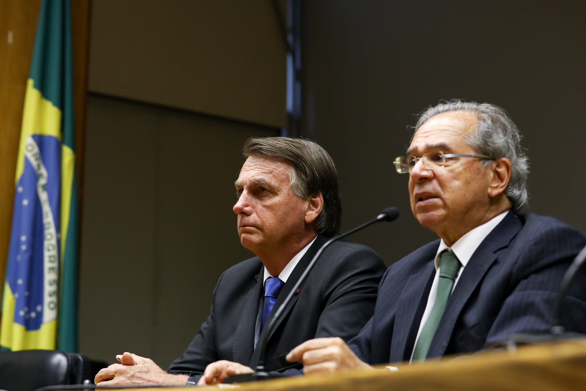 Bolsonaro demite ministro da Saude e pede reabertura da economia brazil